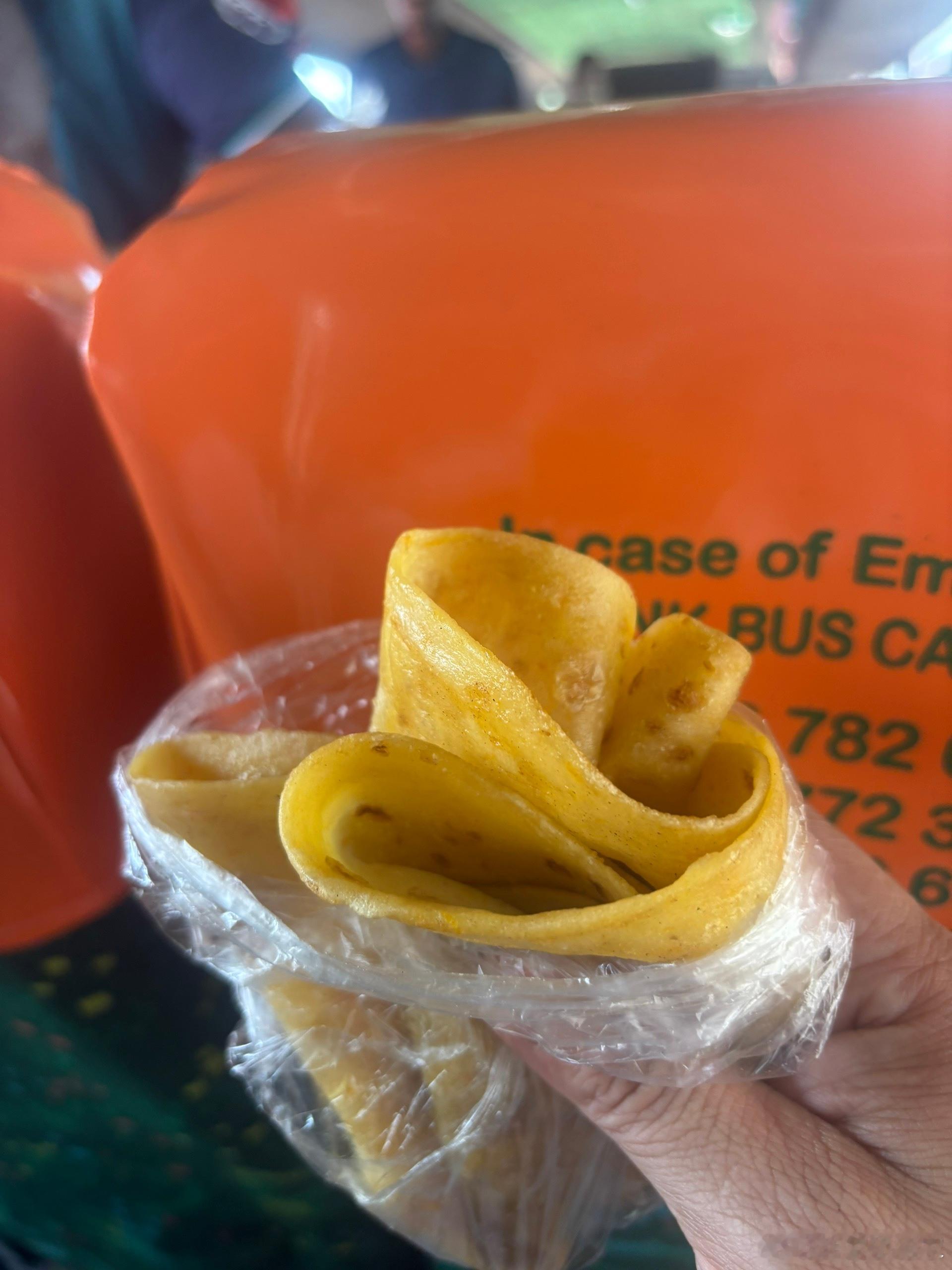 这是我在去乌干达kotogo小镇路上，实在馋的不行，买了一个巴士停靠站的鸡腿，这