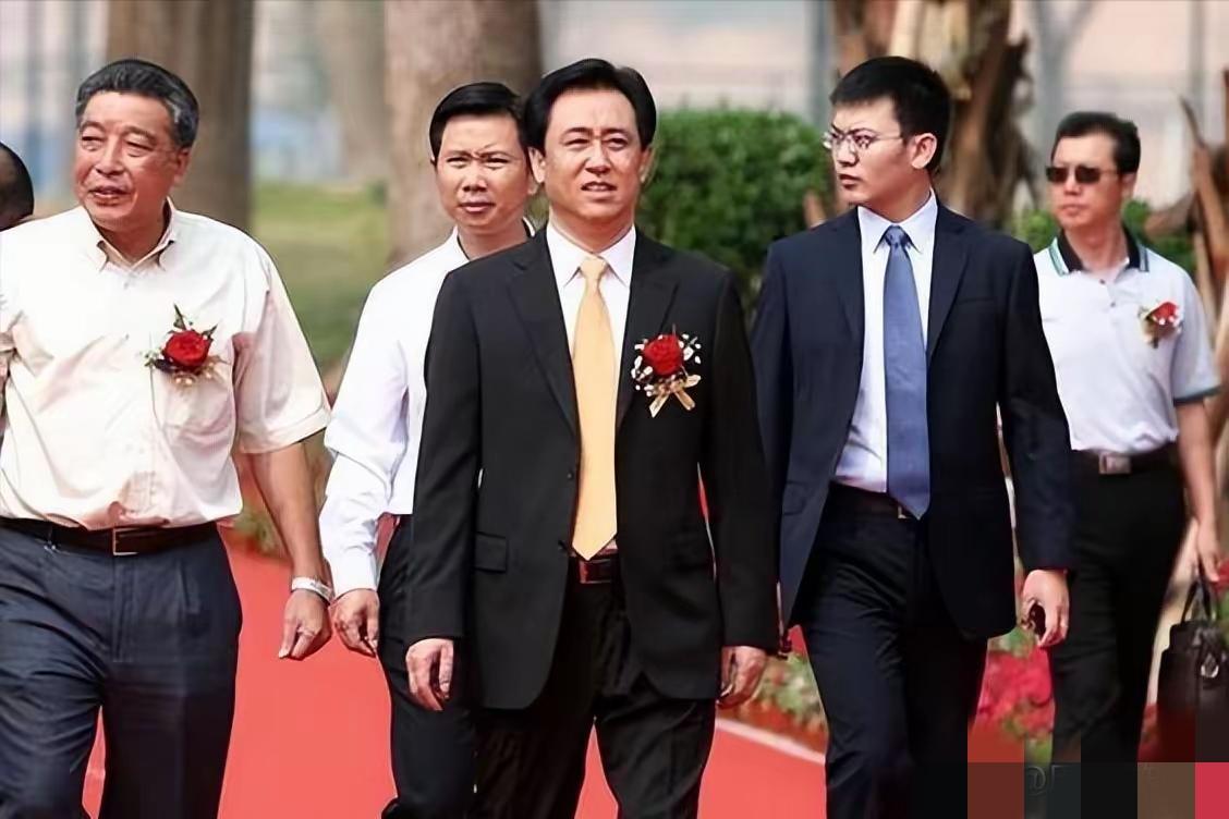 这是2016年恒大集团20周年庆典现场的照片，许家印身穿黑色西装、佩戴黄色领带和