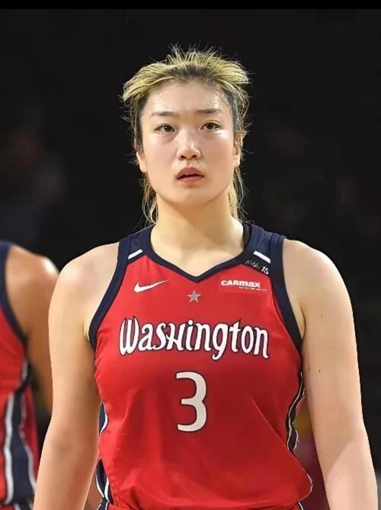 李梦同王思雨同岁，31了。新女篮中零零后居多，平均年龄24岁。跟小妹妹比，李梦算