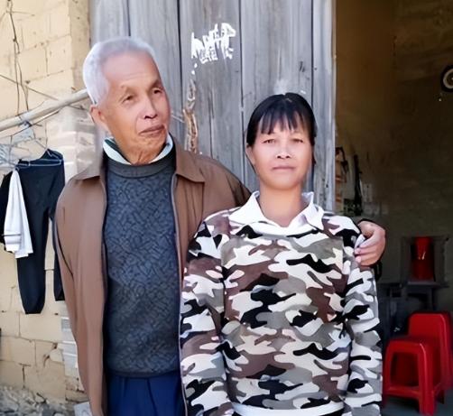 广西第一猛男！1994年，49岁梁二将19岁女工友带回村，随后两人开始疯狂造人，