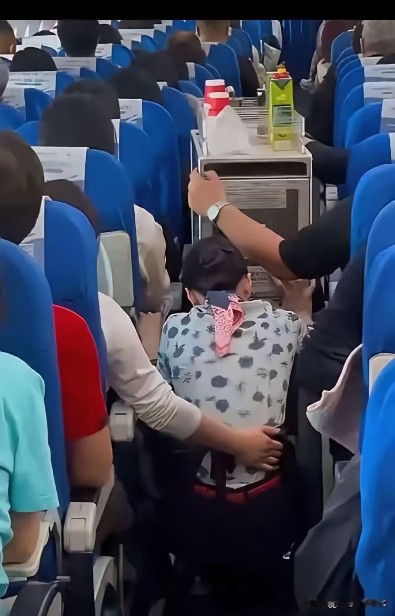 坐东航的乘客，在飞机上逼着空姐下跪道歉，这不是简单的没有素质，这是在飞机上耍威风