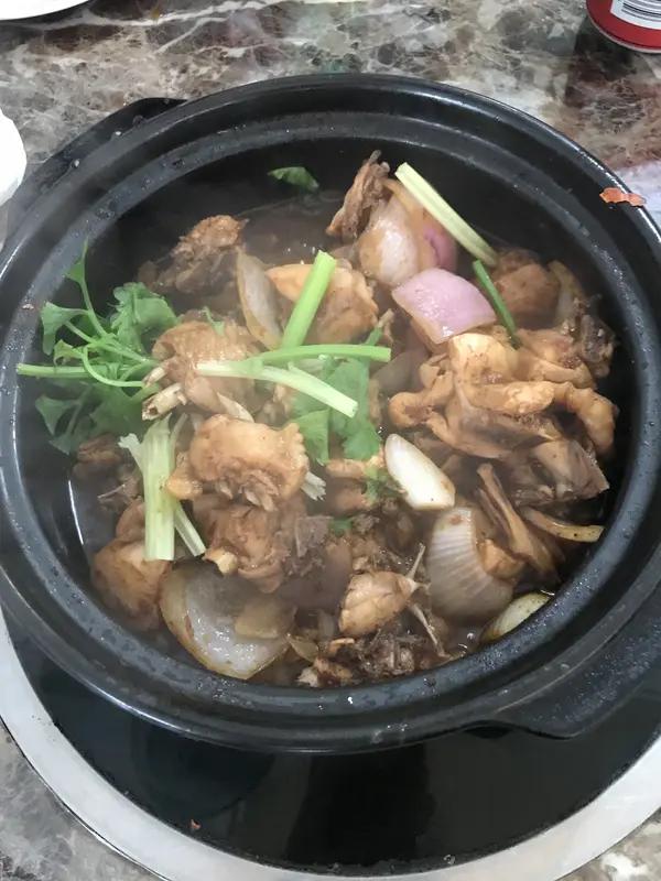 广东顺德的“莫氏鸡煲”火出圈啦！起因是网红“刘雨鑫”的探店视频，点赞近88万，让