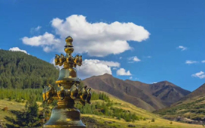 甘肃·甘南,一个踮起脚就能触碰的天堂,一个睁开眼便会陶醉的梦境,用双脚踏遍心目中