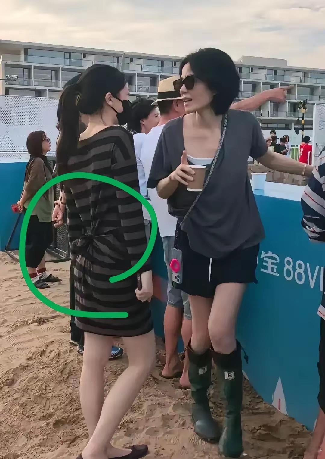 看到李嫣那张照片，说她买了一条连衣裙买大了，也没退也没扔，直接在腰上徒手打了个结