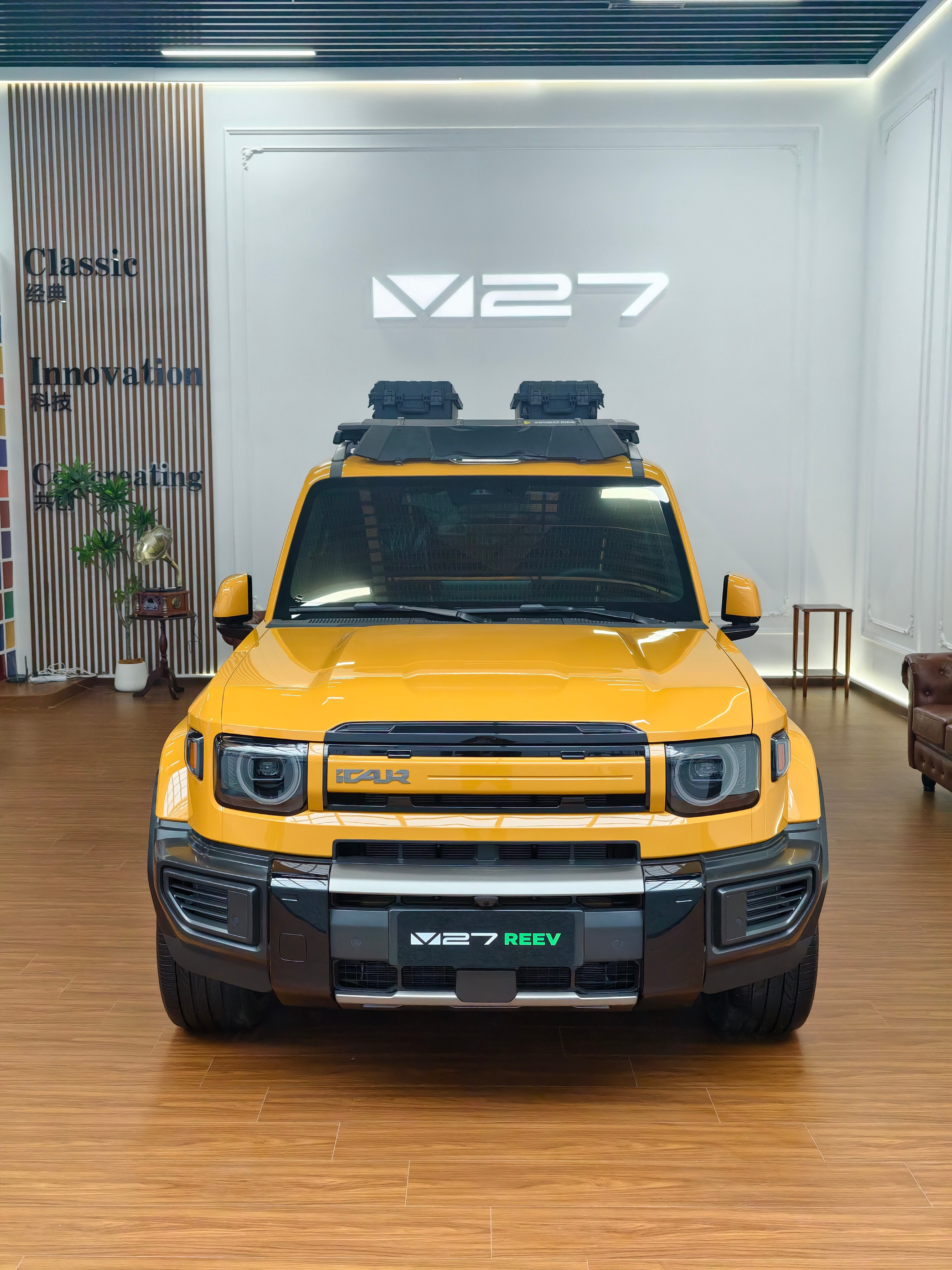 iCARV27双色实拍。作为iCAR的首款增程车型，定位在20万级的中大型硬派