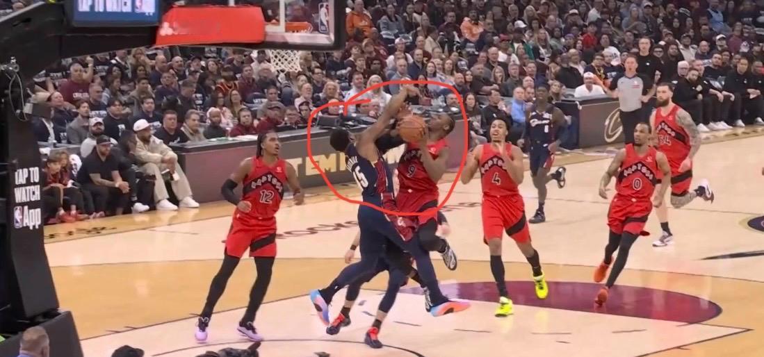 这吹罚真是离谱到家！首节哈登被三人推搡打头不吹犯规！次节米切尔被巴雷特支肘顶