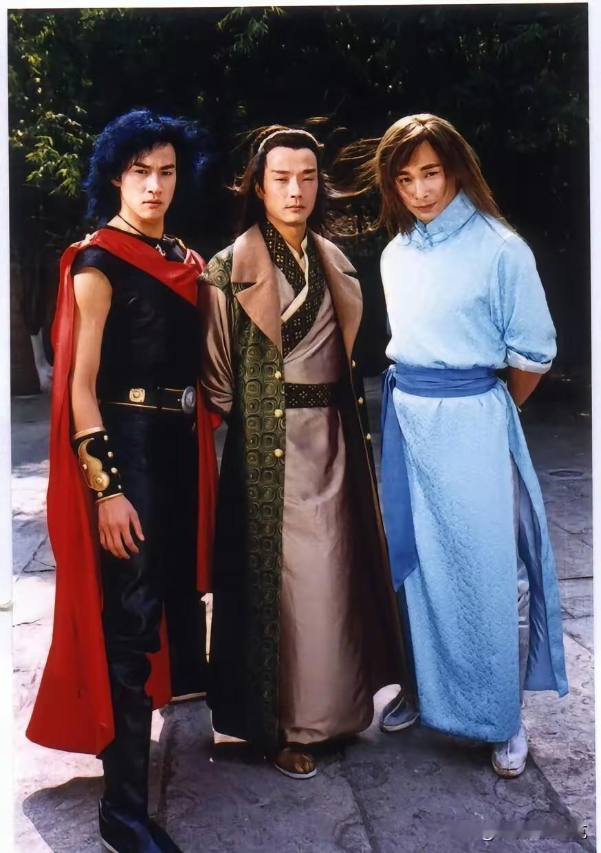 何润东饰演的步惊云是风云霜三个里面唯一超过180cm的高个子，所以他们拍三人合照