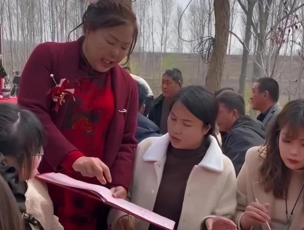 弟弟结婚，姐姐只给了100元礼金，母亲得知后，直接当着众人的面，将礼单砸到姐姐身