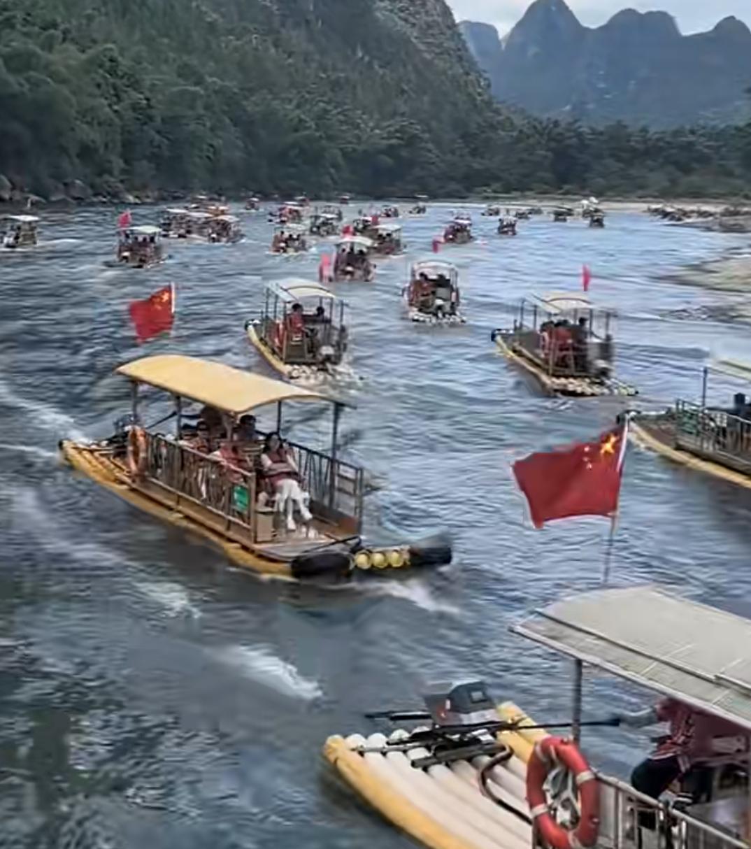 漓江上的竹筏“长龙”