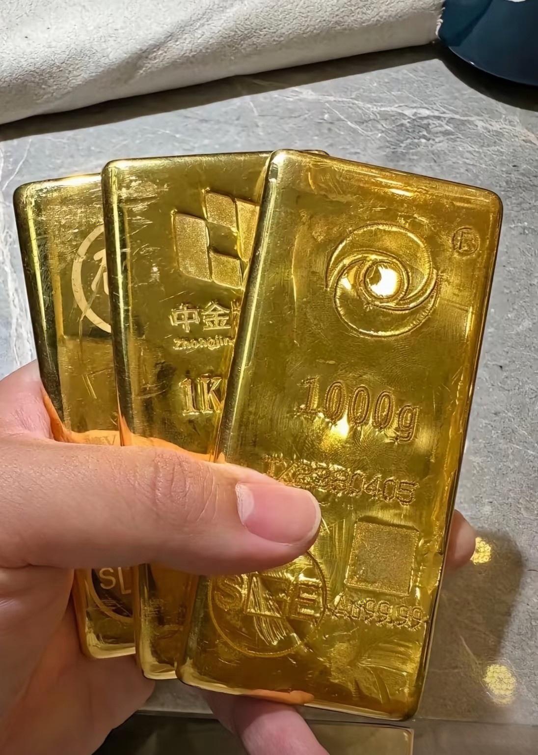 一觉醒来昨天刚卖黄金的人，今天一看价格直接傻眼，金价竟然飙到990块一克了