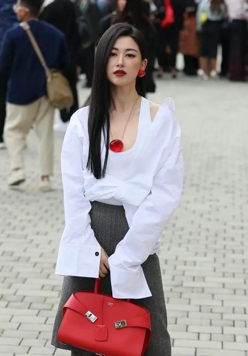 朱珠也太壕了吧，得那么大的红宝石，美成焦点！醒目的红色宝石项链，还有爱心形的耳