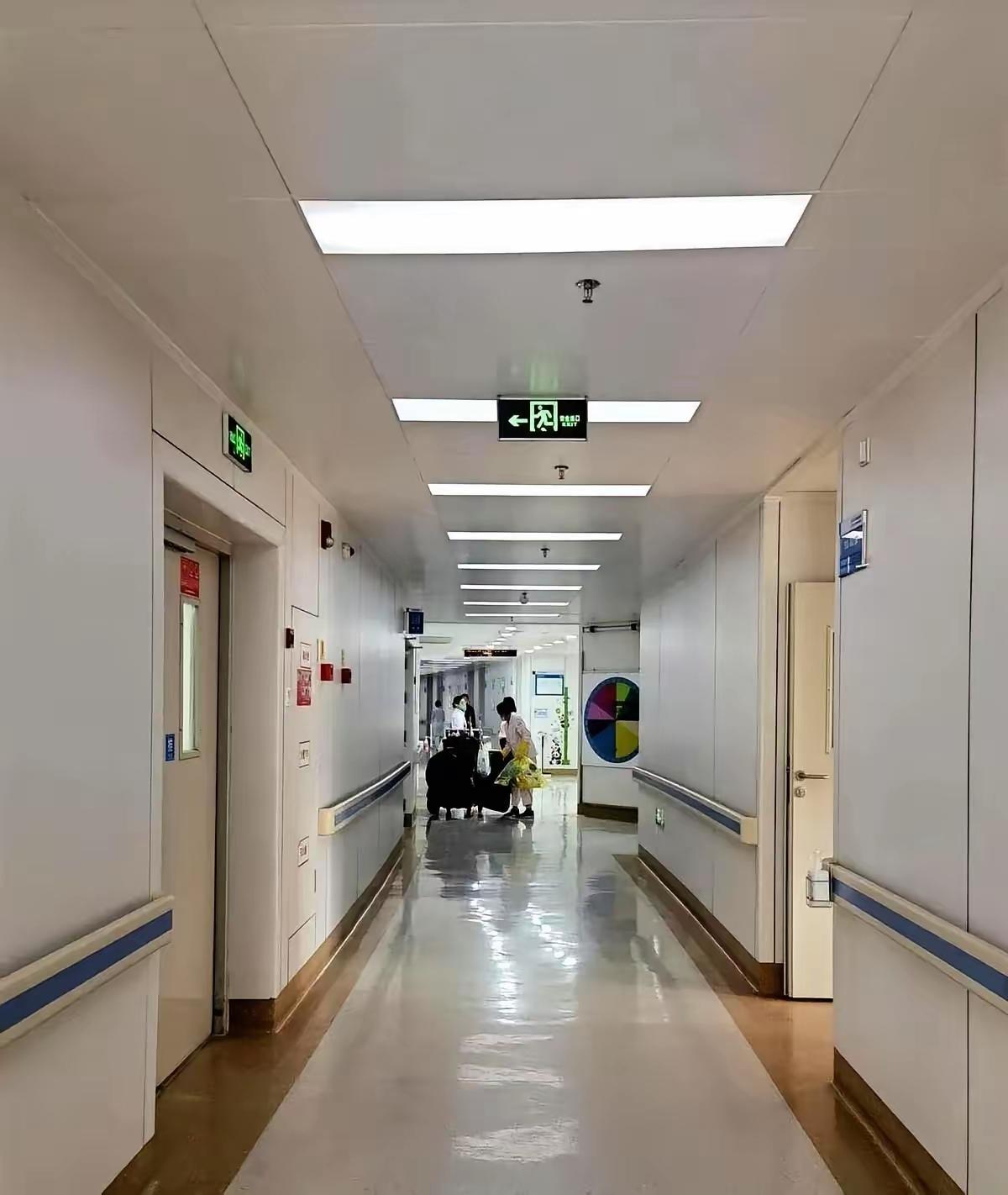 痛心了，病房里93岁的老阿姨在睡梦中永远离世，65岁的女儿没有流一滴眼泪！上午给