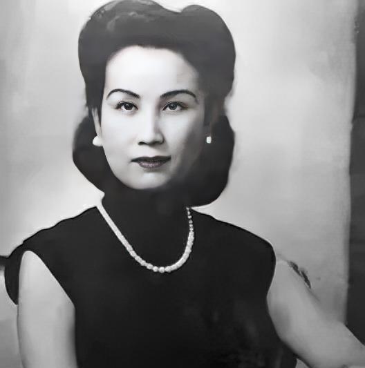 1935年，孙中山之子孙科，对离异的蓝妮一见钟情，后来向她求婚，已有3个孩子的蓝