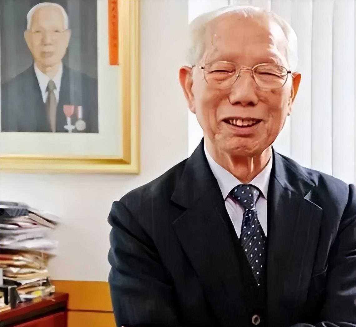 1997年，亚洲金融风暴席卷香港。80岁的田家炳做了一件让整个香港商界瞠目结舌的