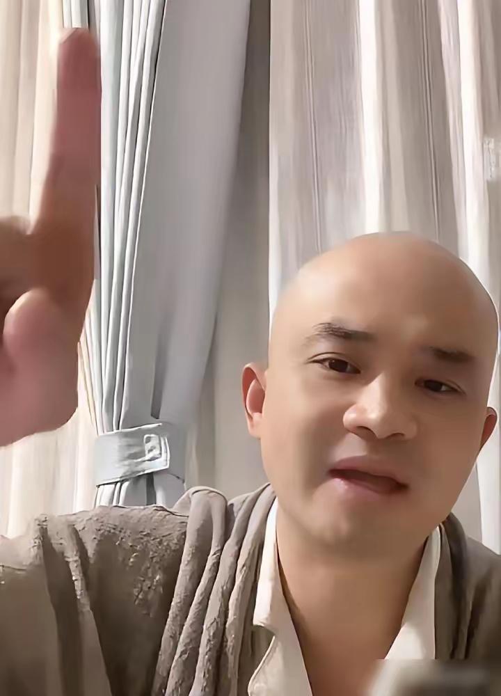 相差38岁的奶孙恋彻底撕破脸了。38岁的古柯在直播间哭得满脸通红，咬死要刘晓庆拿