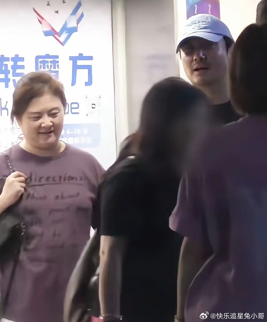 沈腾一家被偶遇！7岁儿子体重超标，妻子王琦复胖，像以前的贾玲，沈腾老婆以前很美，