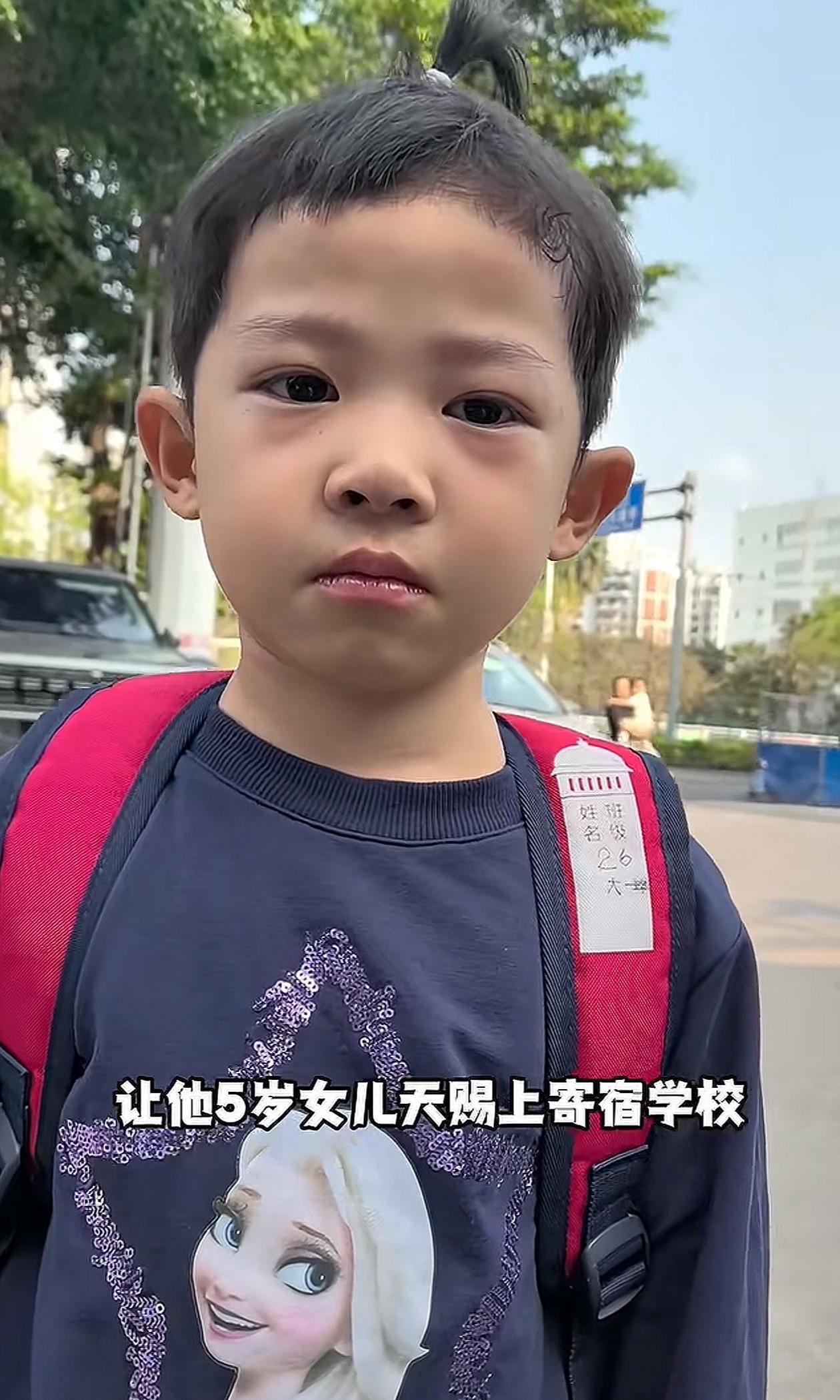 可爱的小天赐今年已经五岁了，她的爸爸妈妈分别已经74岁和72岁了，比别的小朋友的