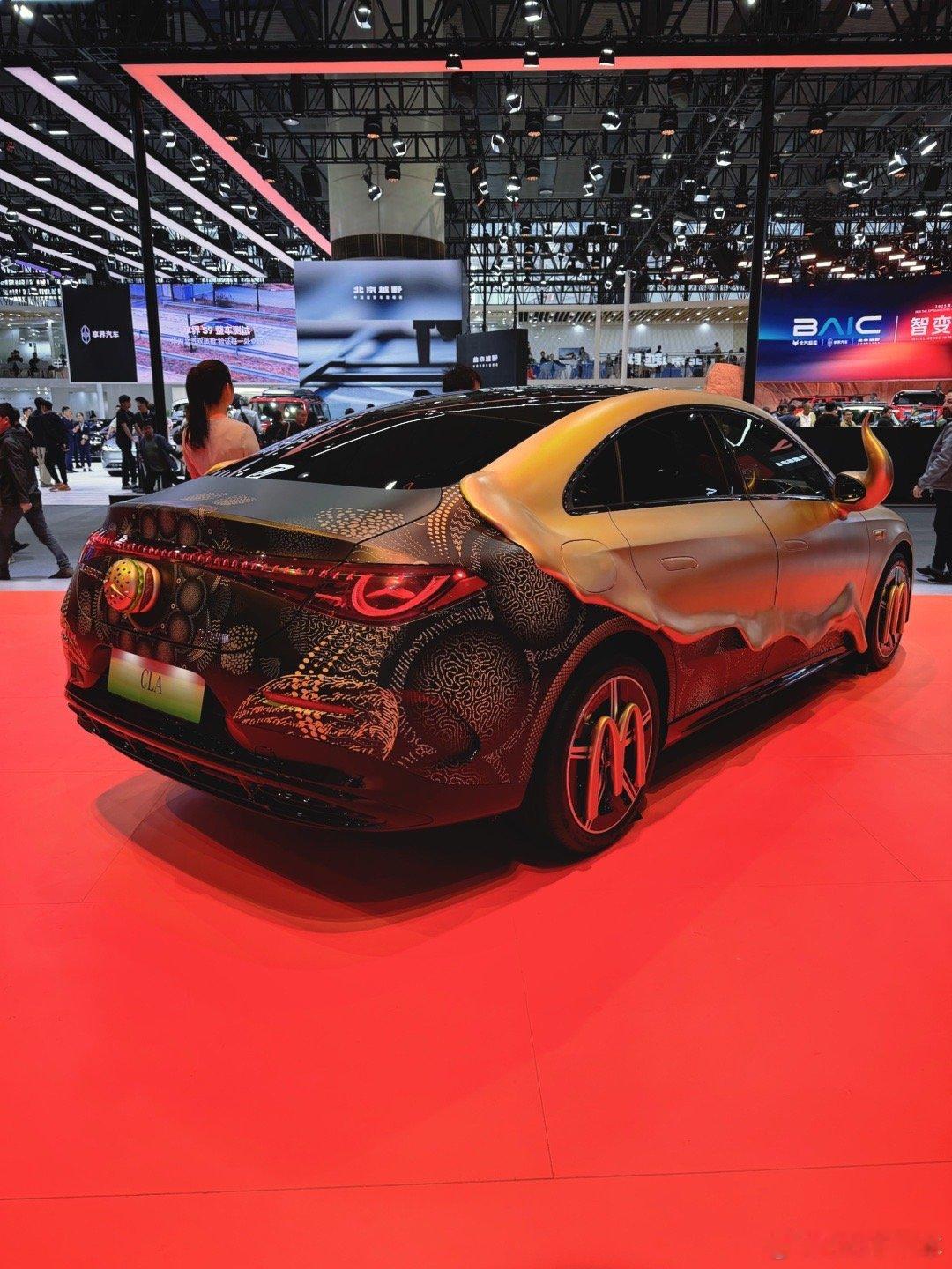 奔驰好会玩啊～展台两台CLA，一台毛茸茸版，一台香喷喷版给兔哥都看饿了，现场CO