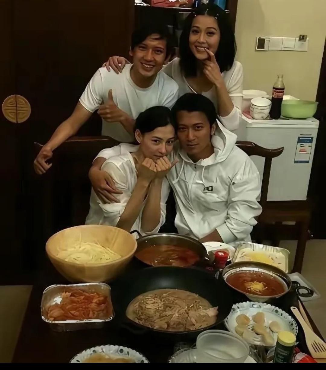 这是2010年张柏芝去谢霆锋剧组探班为霆锋做菜时拍的甜蜜照片，当时夫妻俩还请了好