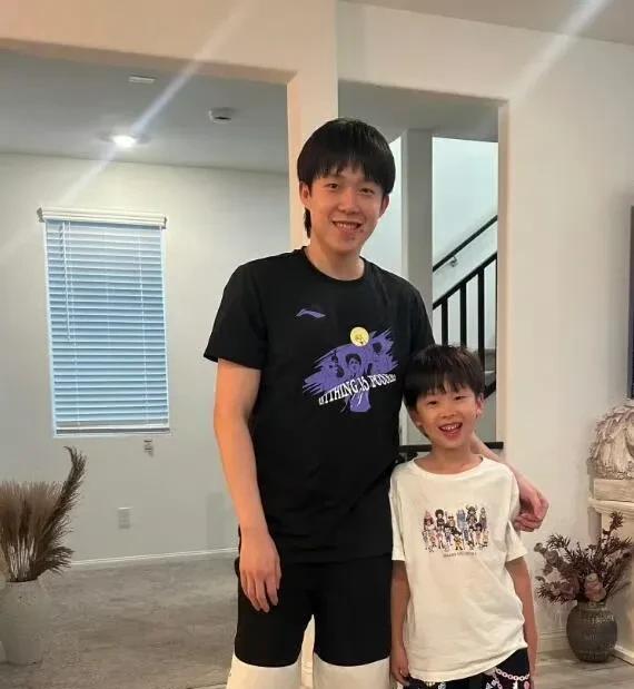 梁靖崑，引发了热议！没想到不仅因为他的儿子凉皮和王楚钦开心合照，王楚钦对小朋友非
