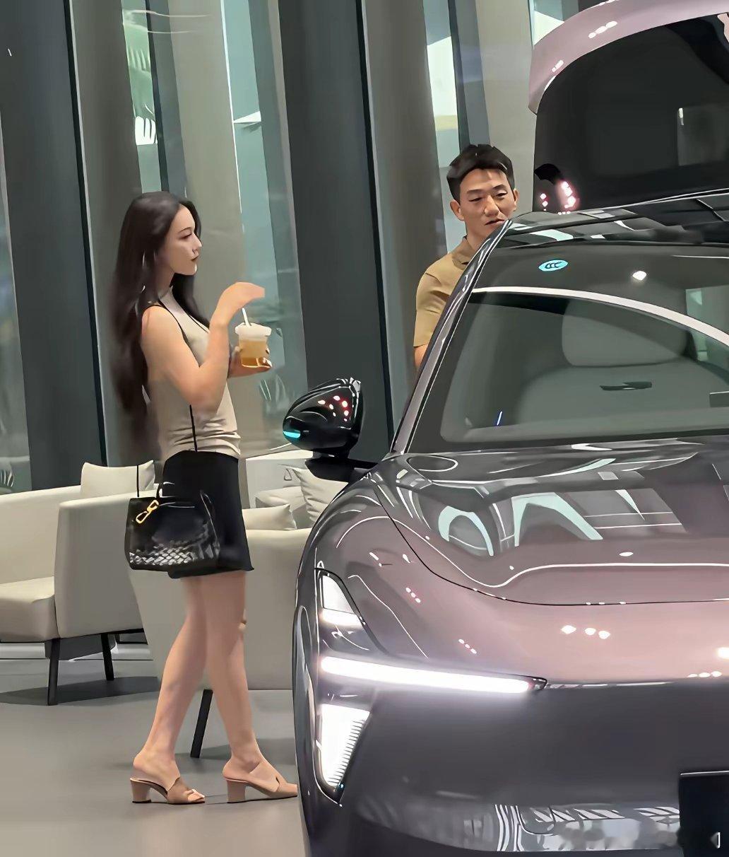 张馨予和何捷是永远不会离婚的，看他们去4s店的这个细节就知道了，不知道大家发现没