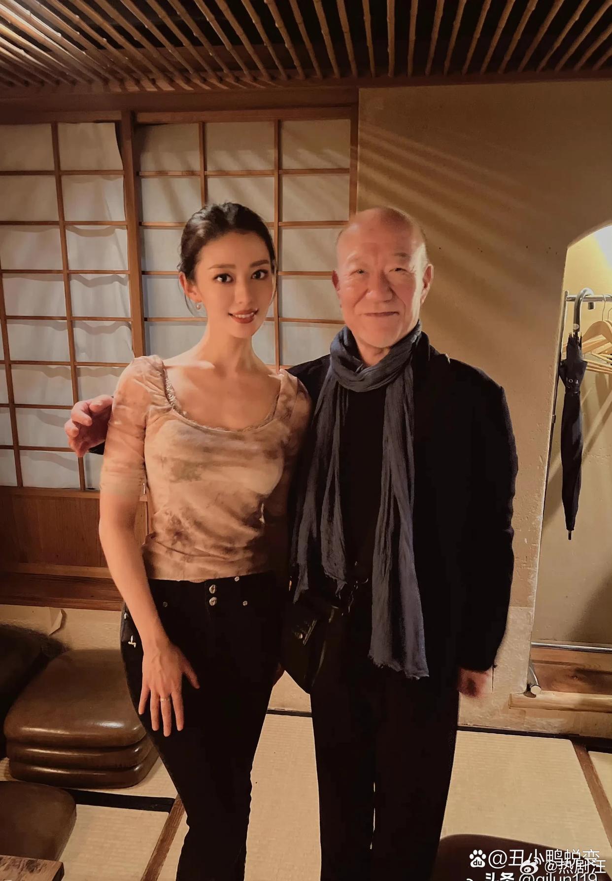 郎朗妻子吉娜与就是让合影，看看久石让的坤士手，大师就是大师！