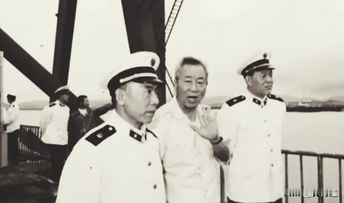 原海军司令员张连忠上将视察一个岛屿，专门查看部队食堂，看到馒头蒸得又大又晅非常高