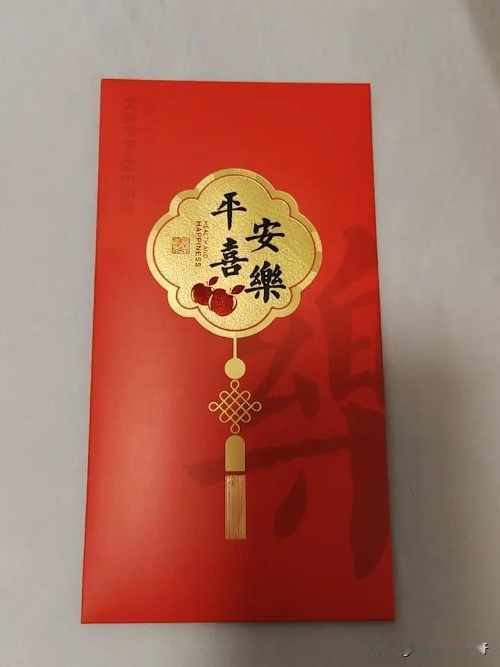 大学的孩子还收压岁钱吗？说实话，我真的不好意思让女儿要了。但是长辈们都说孩子