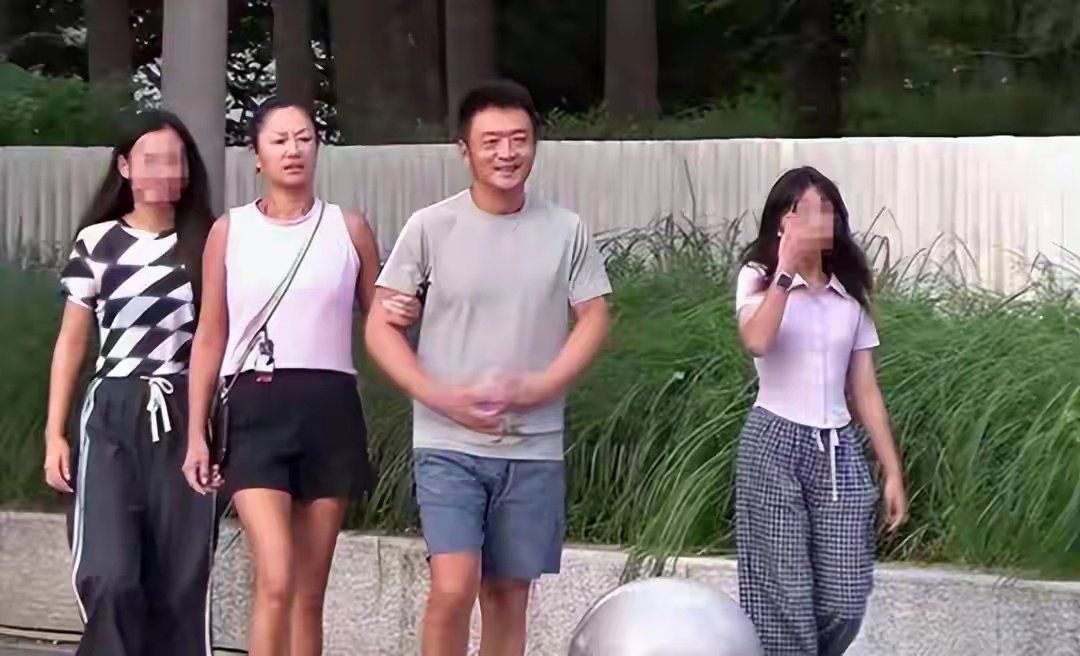 网上刷到瞿颖和机长老公一家人逛街正面照曝光！他又高又帅长得也像明星，俩继女的身材也是一级棒惊艳了众人
