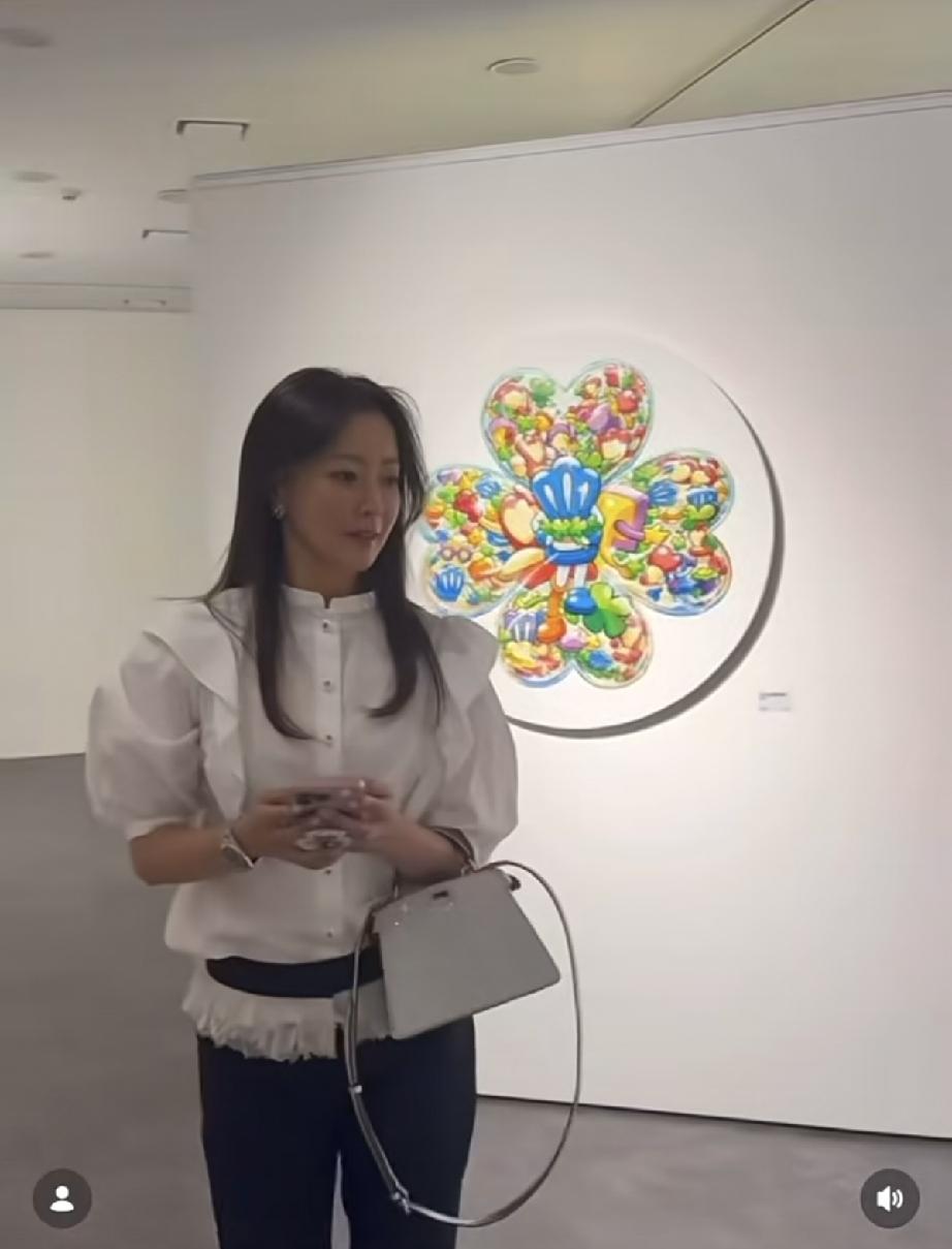8月11日，金喜善回到韩国看展，穿搭挺少女的，看脸就不行了，皮肤比较黑，素颜其实