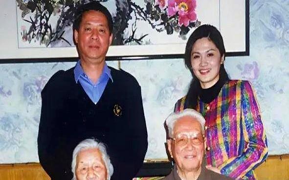 那张老照片，笑得像刚吃完年夜饭。爷爷是上将，爸爸是军人，儿媳挽着婆婆，没摆拍，