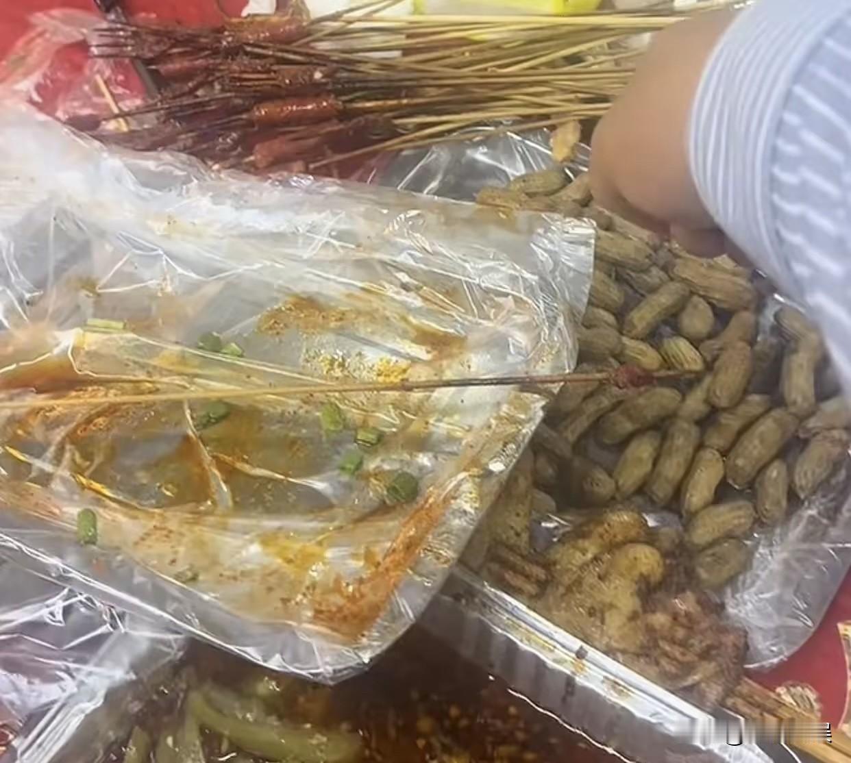 6月3日晚，从上海来重庆游玩的邱先生与两位朋友，在游玩一天后选择了北滨路一家热闹