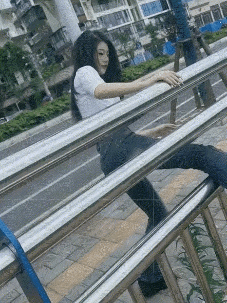 小姐姐挑战过栏杆，差点就被两座大山卡住了。社会百态