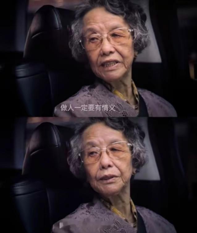 真的越看越气！84岁的阿嬷，凭一部电影出圈，换来的不是尊重，是无底线的私生式骚扰