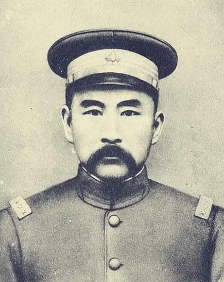 张勋有一个怪癖，喜欢躺在女人的柔软的身子上睡觉，有次他睡的正香，妾室动了一下，他