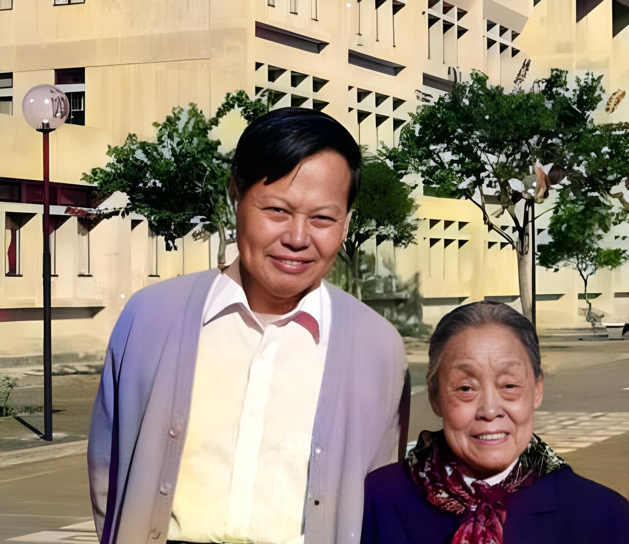 这是1982年六十岁的杨振宁与八十六岁的母亲罗孟华在一起。杨振宁曾讲过自己的母亲