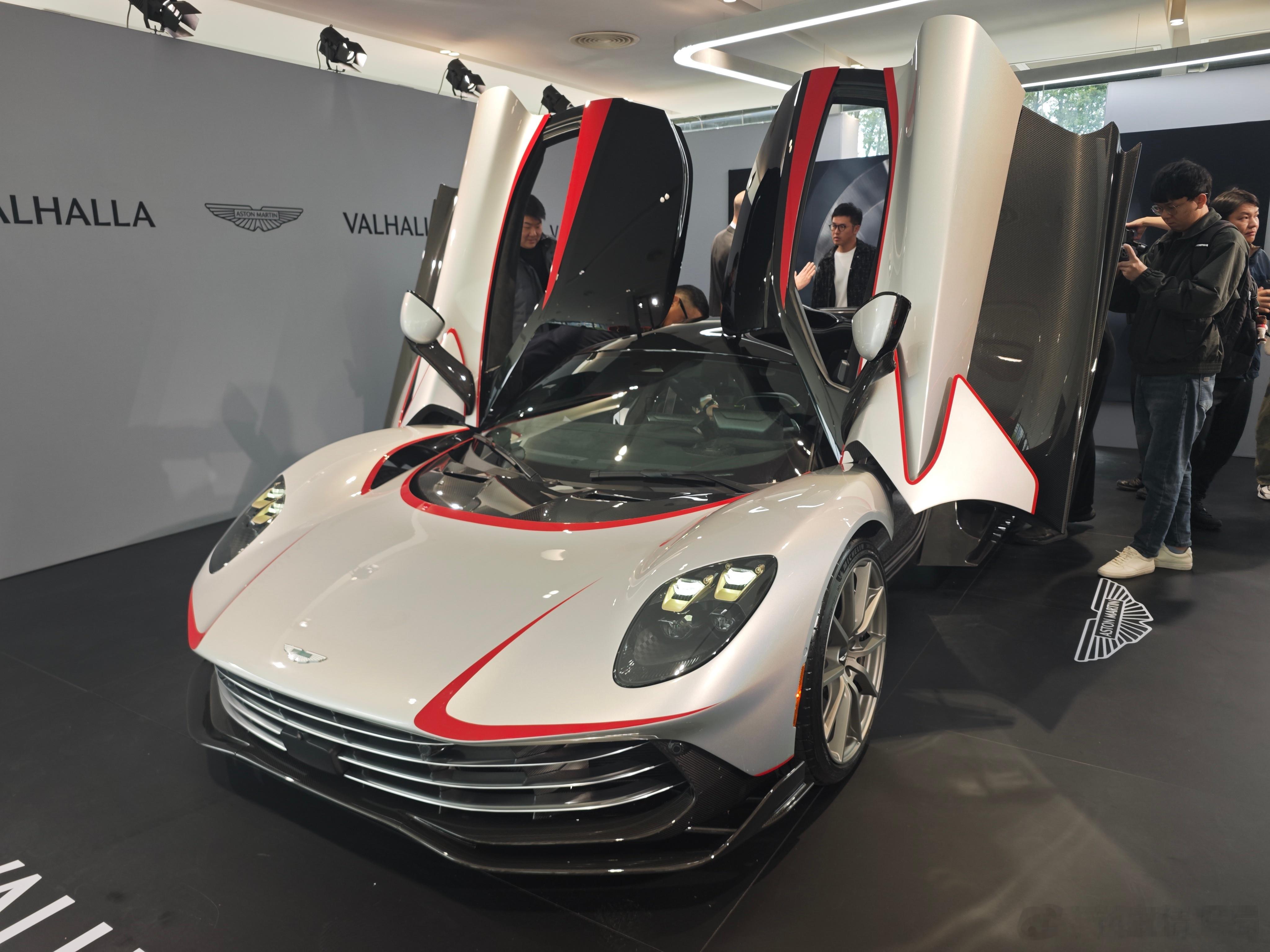 今天终于看到阿斯顿·马丁Valhalla实车了。这是阿斯顿马丁品牌首款中置引擎插