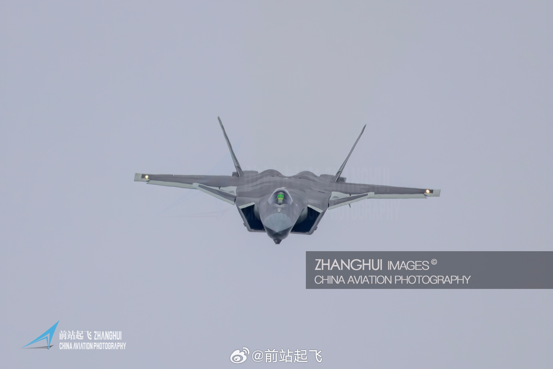 很接近空对空视角的歼20，这时候只想自己的镜头再长一点​​​