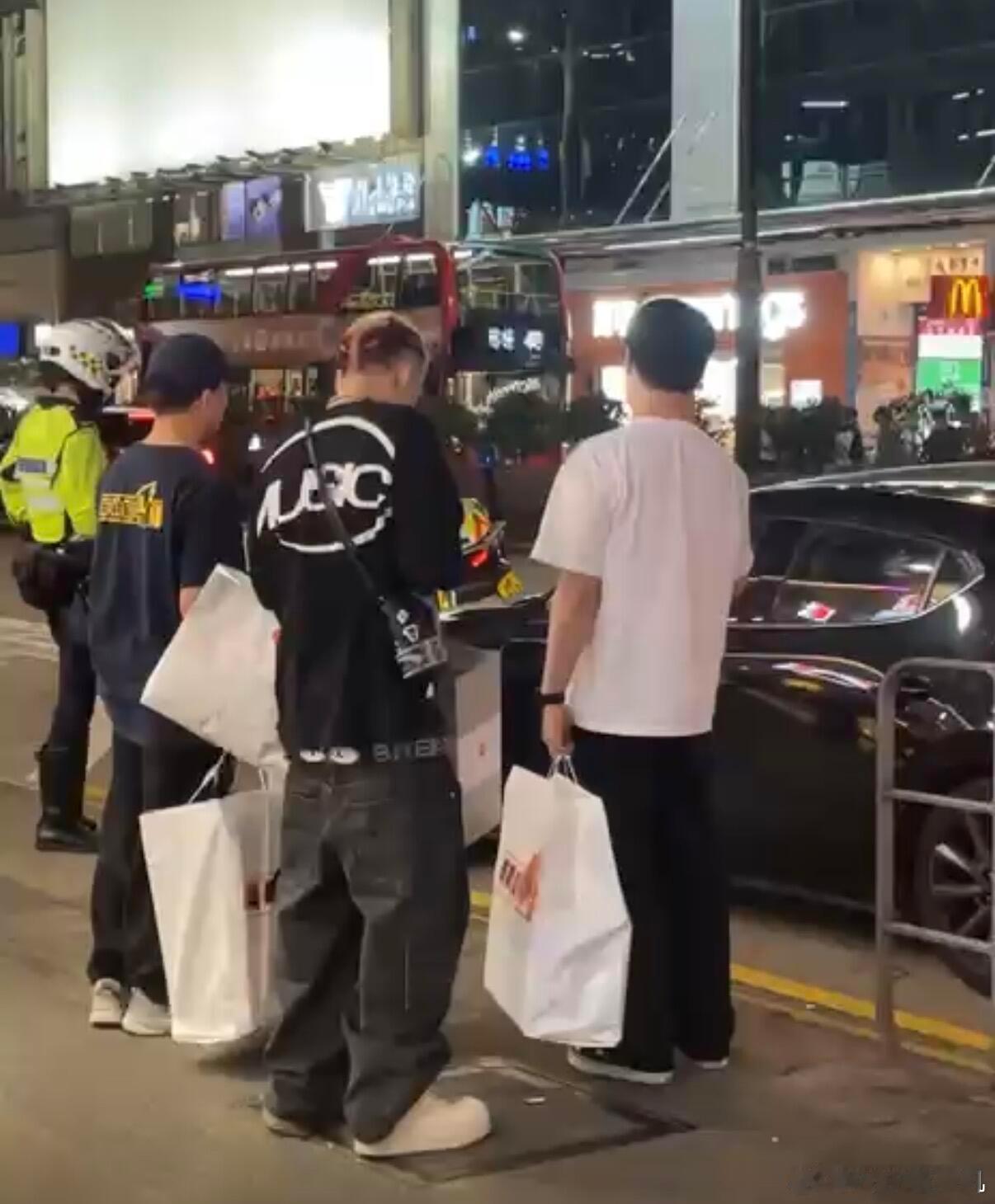 Treasure在香港因车停在双黄线被交警罚违规