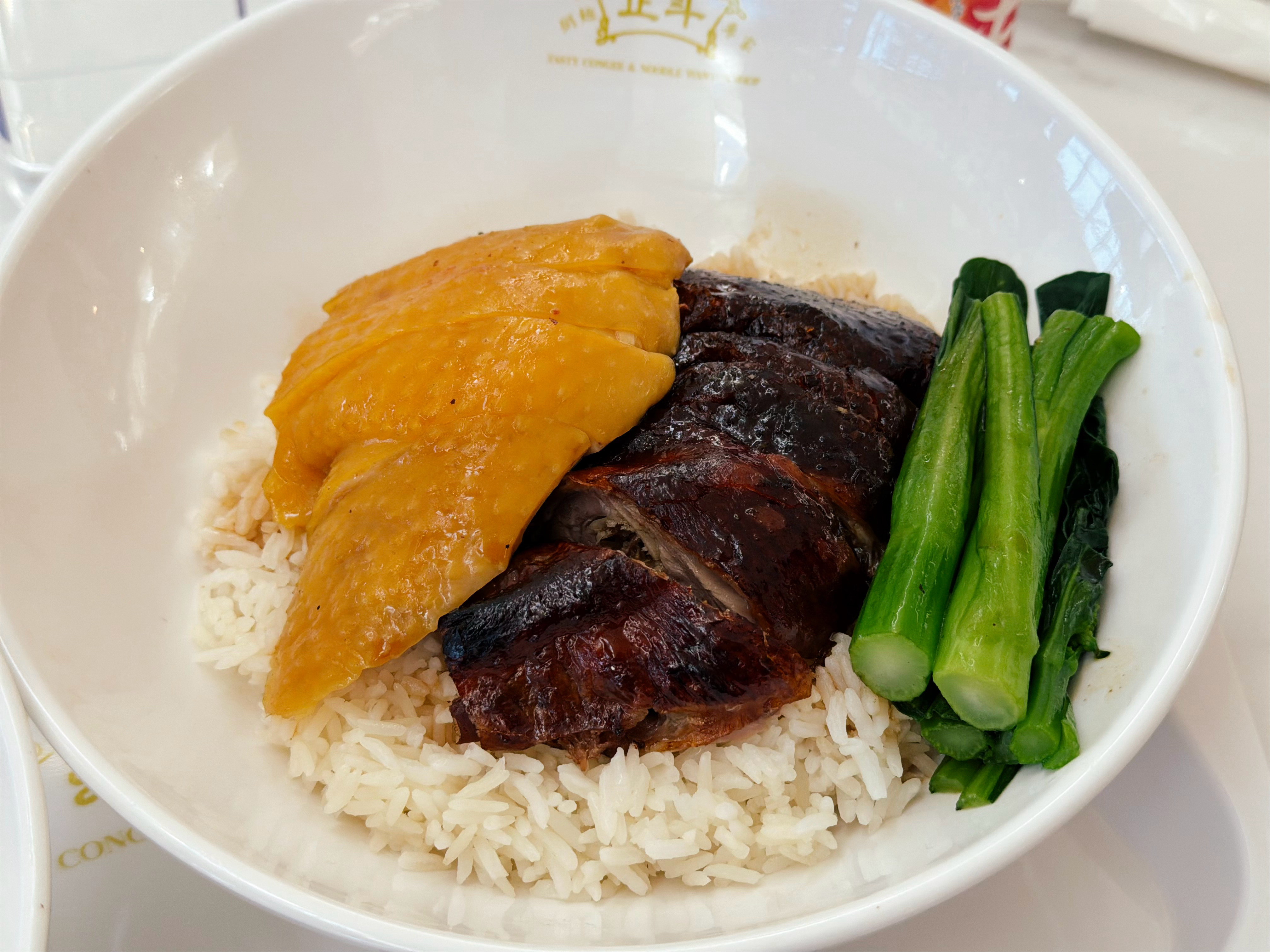 一份烧鹅切鸡双拼饭，一份蜜汁叉烧饭，猜价格