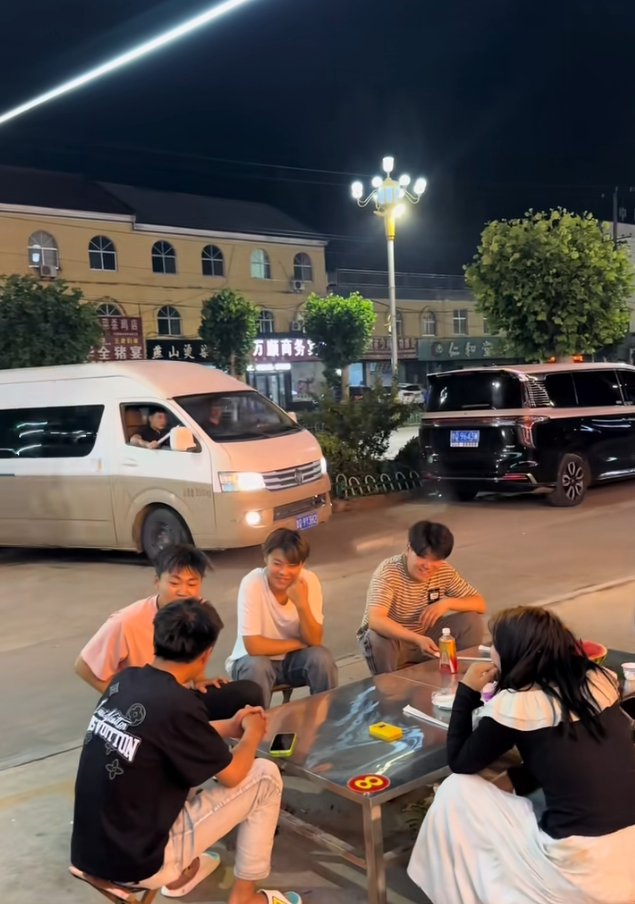 发完传单吃个饭他们怎么都跑了?