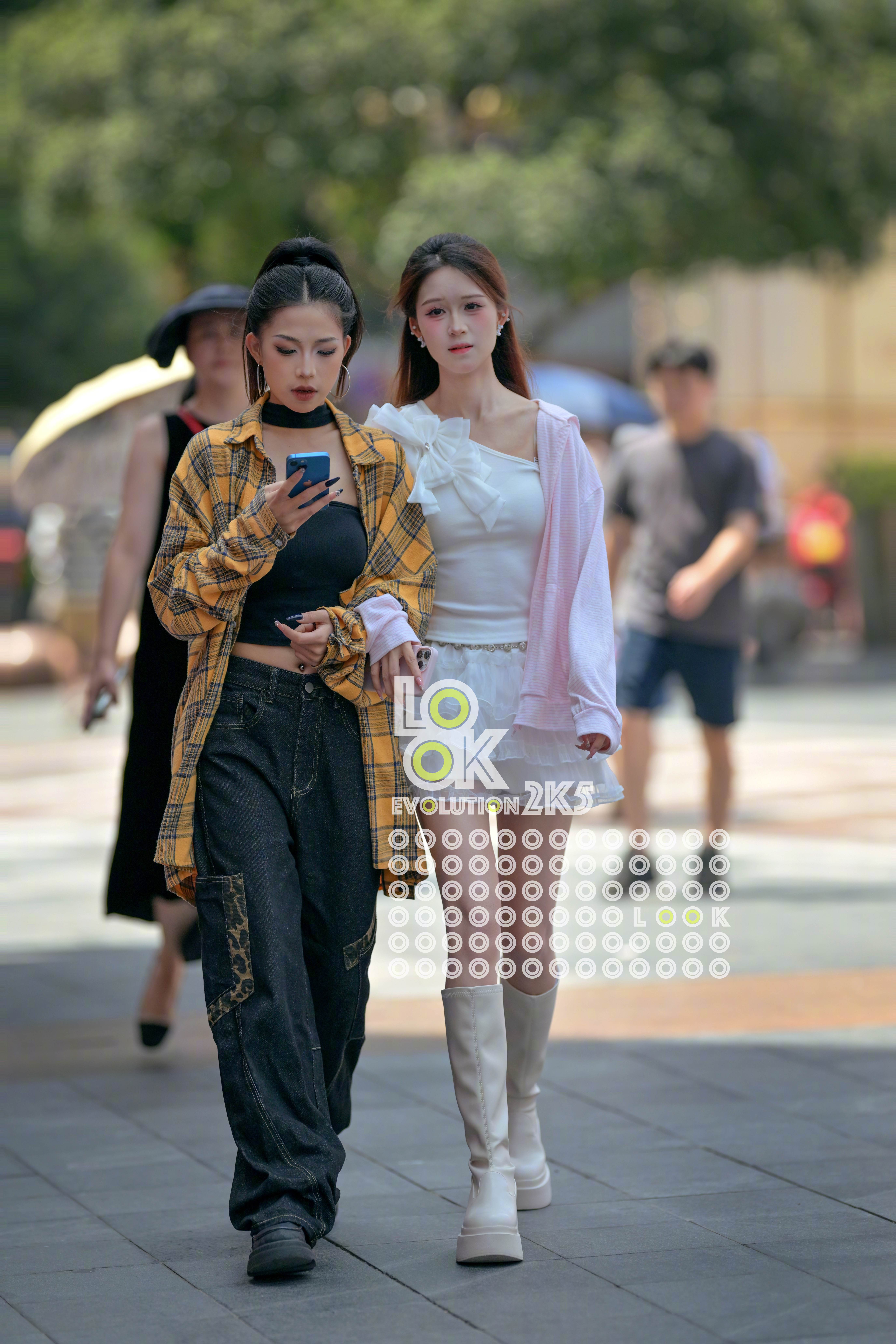 小姐姐的妆判断应该是直播间的女主播​​​
