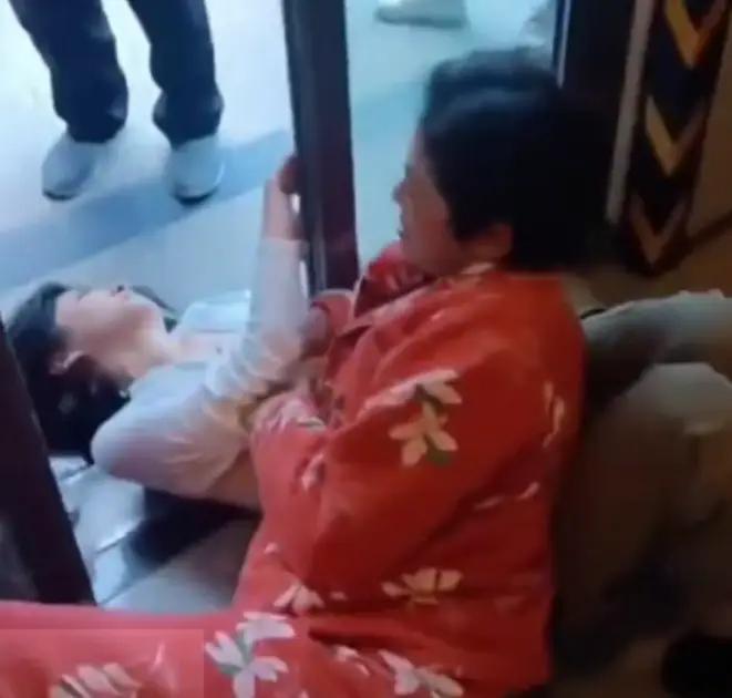 2023年，江苏，一婆婆将哺乳期的儿媳压在地上，撕扯她衣服辱骂殴打，女子一言不发