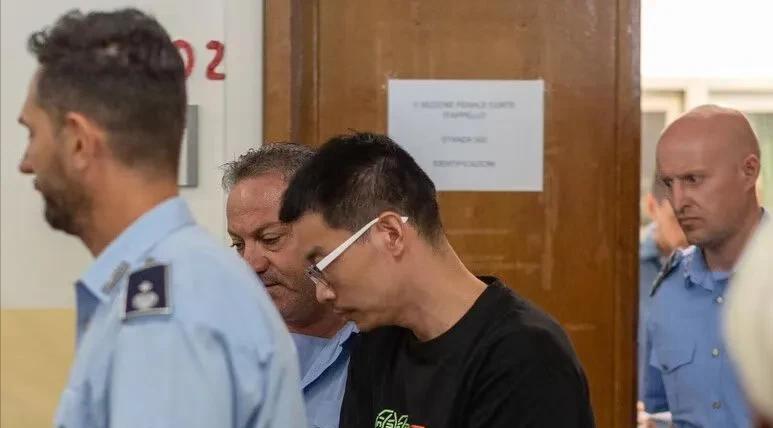 都已经被美国通缉，还往国外跑，你是怕他们抓不到吗[抠鼻]？如果真是这样，他就是