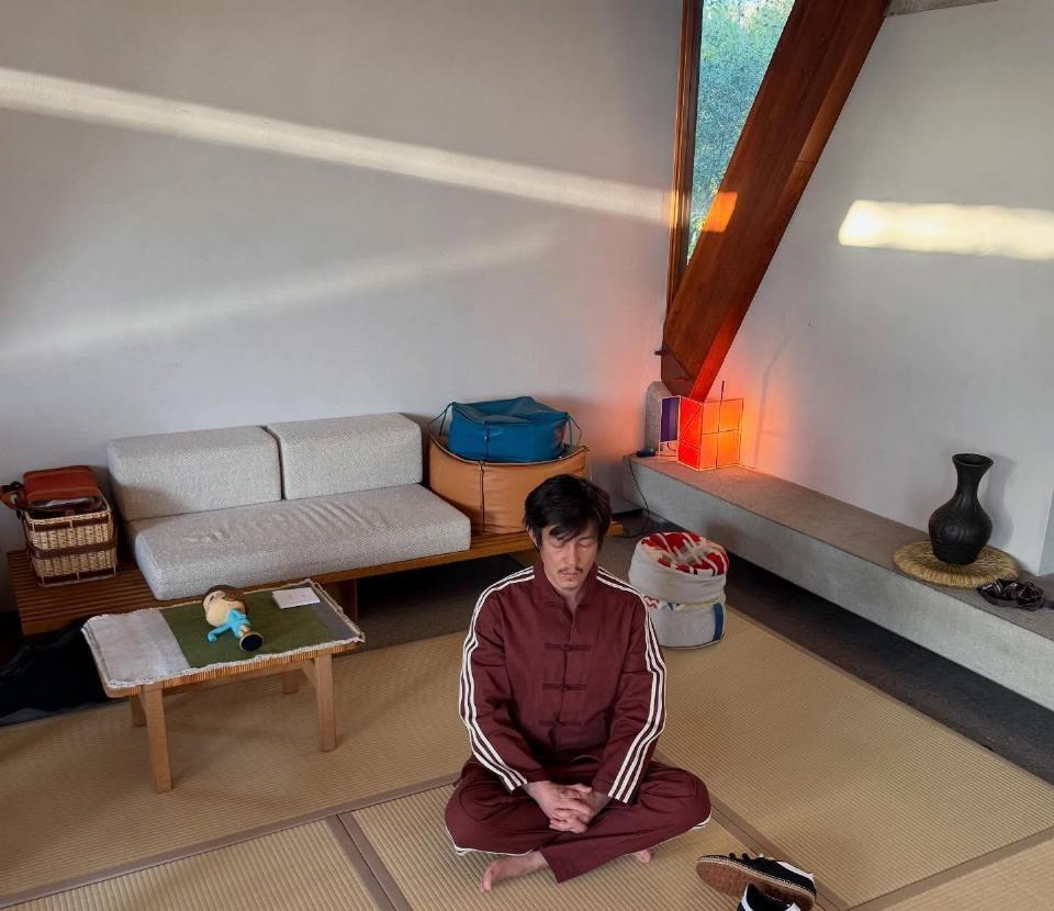 陈冠希晒出最新照，他真的越来越像赵本山了！2月1日晚，陈冠希在社交平台晒出一