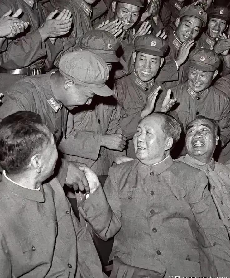 毛主席：军民团结如一人，试看天下谁能敌。