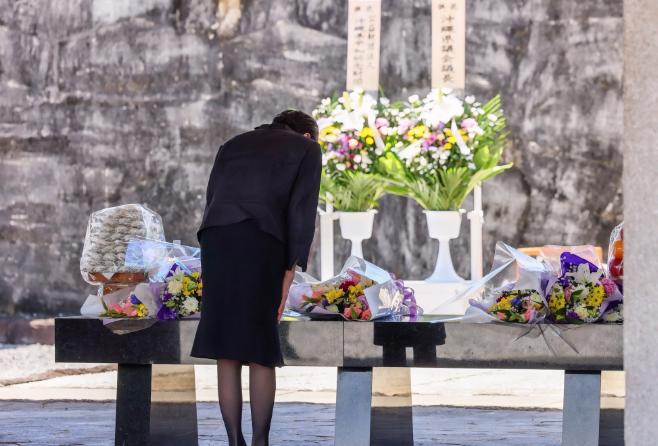 要和平，日本公开喊话。当地时间6月23日，高市早苗参加了一场追悼仪式，她穿着一