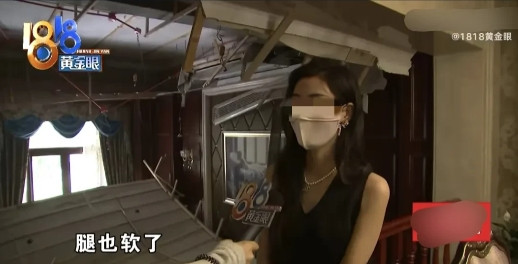 浙江，女子在家客厅拆快递，听到异响，她想上楼查看，突然，客厅上方整个吊顶砸下来了