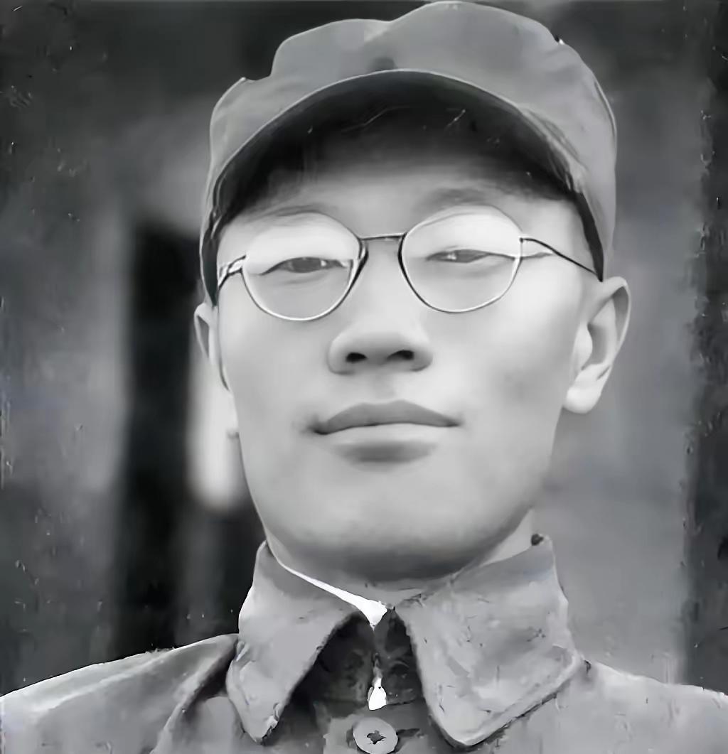 南京保卫战，全团打光，他一个人活着爬出来。被蒋介石下令秘密枪决，他翻墙跑了。被日