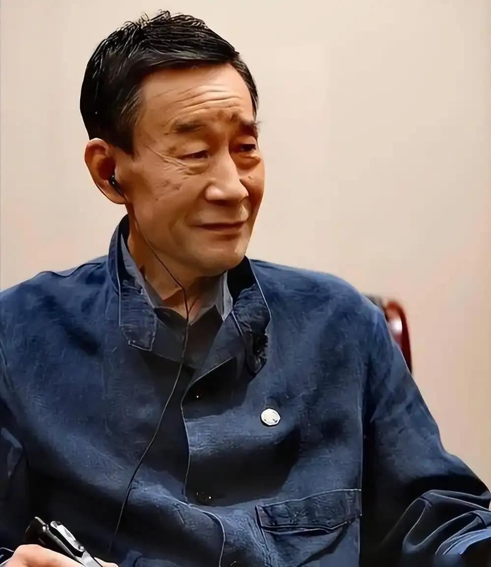 听不见，还在演戏。这件事本身，就已经说完了李雪健。72岁，彻底失聪，助听
